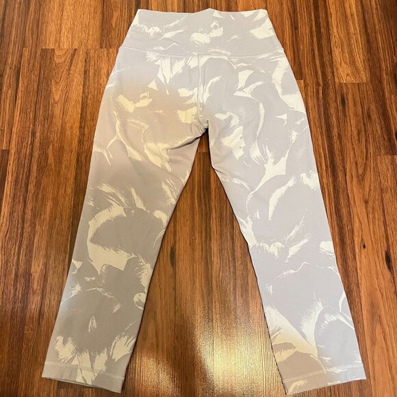 Lululemon crop size 6, camo gray and white - Picture 3 of 10